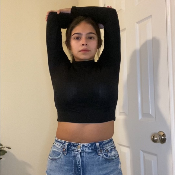 H&M Divided Cropped Turtle Neck - Picture 3 of 6